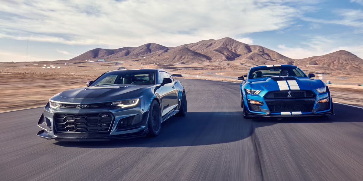 Mobil Balap Legendaris: Ford Mustang Cobra dan Chevrolet Camaro ZL1